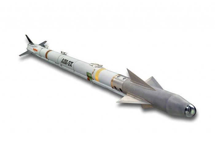 AIM-9 là tên lửa không đối không dẫn đường bằng hồng ngoại, có khả năng tiêu diệt mục tiêu đường không ở cự ly 35km.
