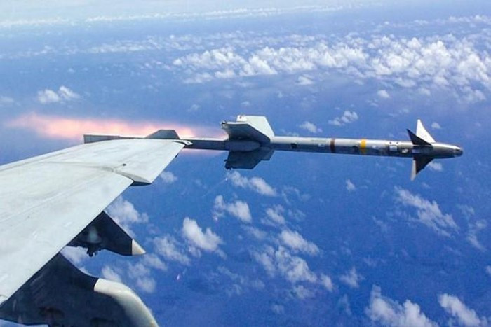 AIM-9 sử dụng động cơ vector kiểm soát lực đẩy và cánh vây đuôi cho phép chúng có khả năng cơ động truy đuổi mục tiêu cực cao.
