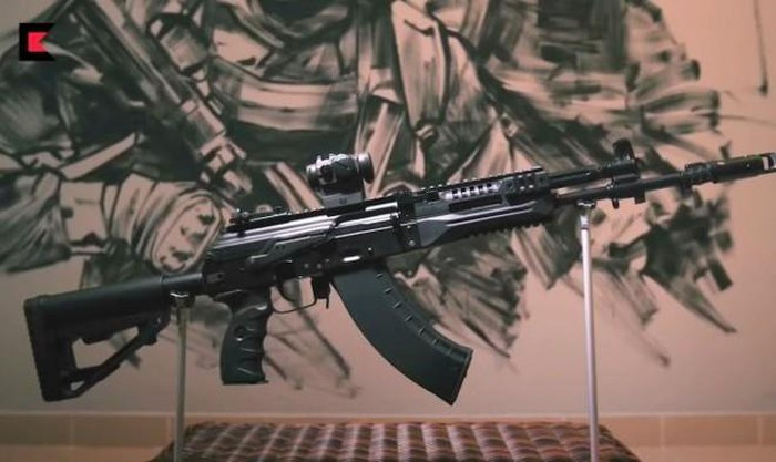 Có thể dễ dàng nhận thấy thanh ray picatinny đã được trang bị dọc thân súng để có thể dễ dàng gắn các phụ kiện cần thiết.