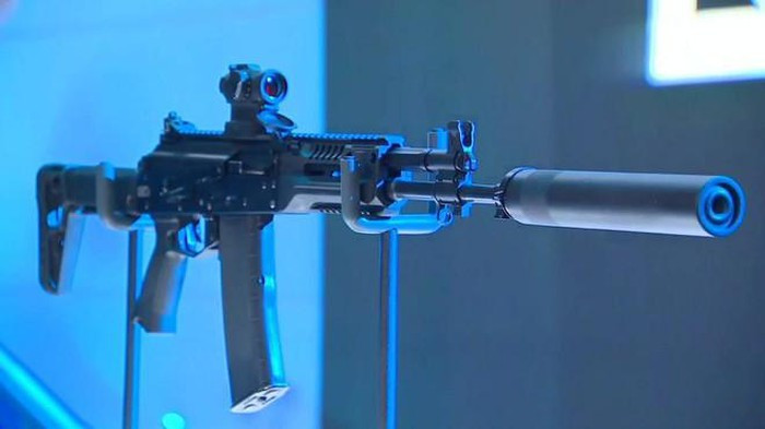 Trước đó, hãng Kalashnikov Concern từng chế tạo súng trường AK-101 và súng carbine AK-102 sử dụng đạn chuẩn NATO 5.56x45 mm, dựa trên mẫu AK-74M với báng và ốp nòng làm bằng vật liệu mới.