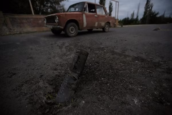 Một chiếc ô tô đi ngang qua khu vực xảy ra cuộc pháo kích gần đây ở thành phố Tartar, Azerbaijan.