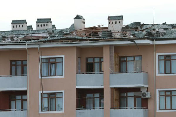 Nagorny-Karabakh là khu vực nằm sâu trong lãnh thổ phía Tây Nam của Azerbaijan, nhưng lại có đa số dân cư là người gốc Armenia sinh sống nên muốn sáp nhập vào Armenia. Điều này đã gây ra tranh chấp chủ quyền giữa Azerbaijan và Armenia mà đỉnh điểm là cuộc chiến tranh kéo dài từ tháng 2/1988 đến tháng 5/1994.