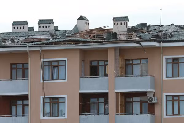 Nagorny-Karabakh là khu vực nằm sâu trong lãnh thổ phía Tây Nam của Azerbaijan, nhưng lại có đa số dân cư là người gốc Armenia sinh sống nên muốn sáp nhập vào Armenia. Điều này đã gây ra tranh chấp chủ quyền giữa Azerbaijan và Armenia mà đỉnh điểm là cuộc chiến tranh kéo dài từ tháng 2/1988 đến tháng 5/1994.