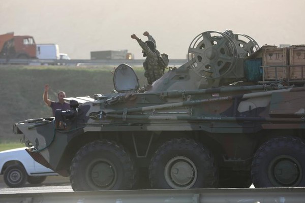 Lính Azerbaijan điều khiển chiếc xe bọc thép và vẫy chào người dân bên đường ở Baku.