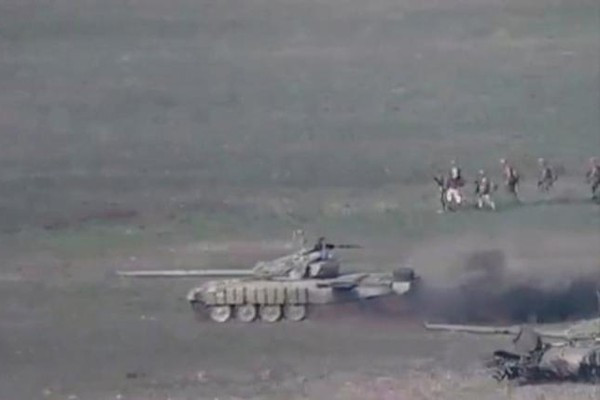 Xe tăng và các binh sĩ Azerbaijan tham gia cuộc tấn công ở khu vực Nagorno-Karabakh ngày 27/9.