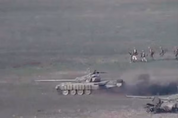 Xe tăng và các binh sĩ Azerbaijan tham gia cuộc tấn công ở khu vực Nagorno-Karabakh ngày 27/9.