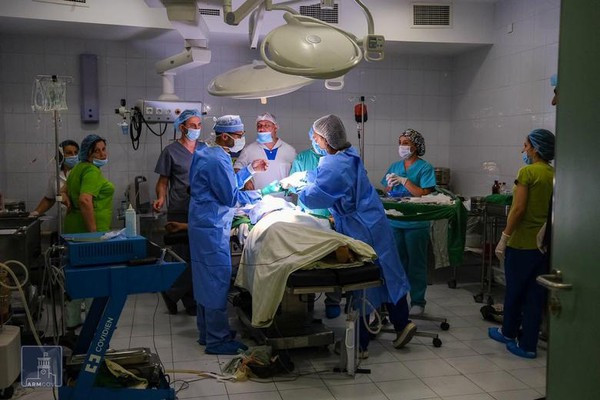 Các nhân viên y tế đang chữa trị cho một người bị thương trong cuộc giao tranh ở Nagorno-Karabakh.