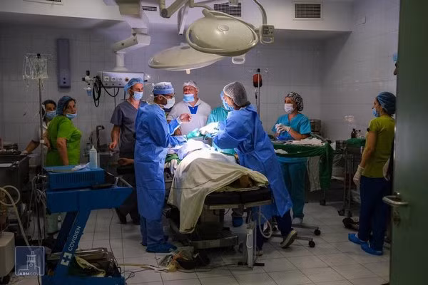 Các nhân viên y tế đang chữa trị cho một người bị thương trong cuộc giao tranh ở Nagorno-Karabakh.