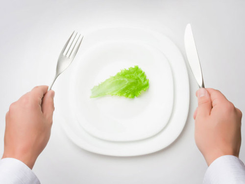 Ăn quá ít hoặc quá nhiều. Để tốt cho cơ thể, bạn chỉ nên ăn một lượng hợp lý. Việc ăn quá ít hoặc quá nhiều đều không có lợi. Nguyên nhân bởi ăn quá ít dễ khiến bạn đối diện với tình trạng suy nhược trong khi ăn quá nhiều lại là nguyên nhân chính khiến bạn tăng cân khó kiểm soát.