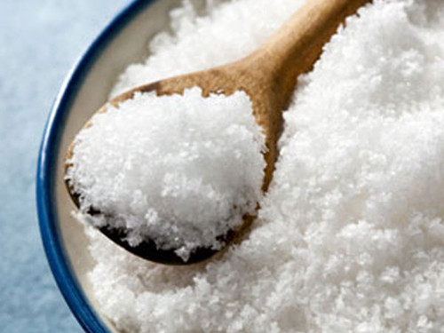 Ăn nhiều muối. Muối là gia vị không thể thiếu cho cơ thể. Tuy nhiên, tiêu thụ lượng muối lớn dễ làm tăng huyết áp, khiến thận làm việc quá tải. Tốt nhất, bạn chỉ nên ăn khoảng 5,8g muối mỗi ngày mà thôi.