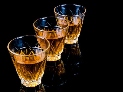 Uống nhiều rượu. Độc tố được tìm thấy trong rượu không chỉ ảnh hưởng tiêu cực đến gan mà còn rất hại thận. Việc uống lượng lớn rượu khiến thận phải làm việc quá tải dần dần bị hư hại.