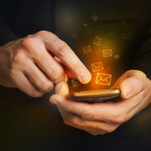 Hiem hoa chet nguoi khi vua di vua nhan tin dien thoai