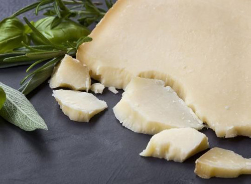  Pho mát. Một miếng pho mát nặng 0,45kg chứa tới 8g protein. Với hàm lượng như vậy, một miếng pho mát chứa protein cao hơn 30% so với một quả trứng. Pho mát là thực phẩm giàu đạm và cũng chứa nhiều vitamin A có lợi cho sức khỏe.