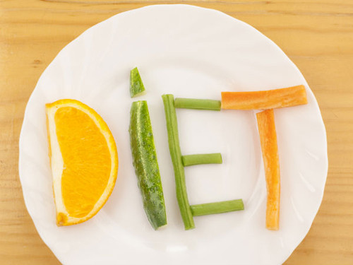 Loại bỏ đồ ăn chứa carb. Đồ ăn chứa lượng lớn carb dễ khiến bạn rơi vào tình trạng thừa cân. Dù vậy không nên tránh xa chúng hoàn toàn bởi chúng cung cấp năng lượng cho các hoạt động trong ngày. Việc từ bỏ đồ ăn chứa carb dễ khiến cơ thể cảm thấy mệt mỏi, giảm khả năng miễn dịch dẫn đến bệnh tật, đối diện cái chết.