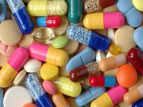 Uống thuốc giảm cân cho đến nay là cách giảm cân cực nhanh được dùng phổ biến nhất. Đừng bao giờ tin những lời quảng cáo có cánh về các loại thuốc giảm cân hiệu quả. Việc lạm dụng chúng dễ gây nên tình trạng phá vỡ liên kết chất béo trong cơ thể. Không ít trường hợp dùng thuốc rơi vào tình trạng trầm cảm khó chữa hoặc các bệnh liên quan đến dạ dày.