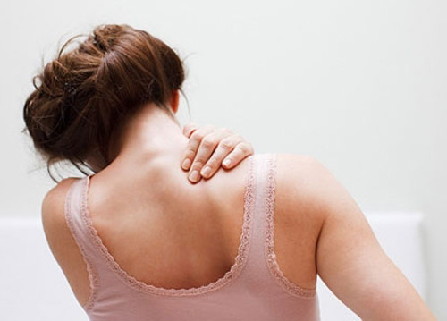 Sử dụng gương dài cùng máy, gậy “tự sướng” để kiểm tra mặt sau của vai, lưng và một phần của cánh tay.