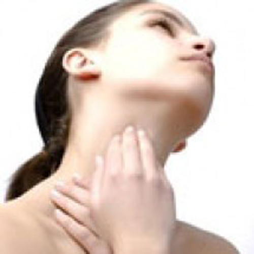 Tập trung vào cổ, ngực và thân mình. Đối với phụ nữ, bạn cần nâng bầu vú lên để kiểm tra vùng da ở dưới.