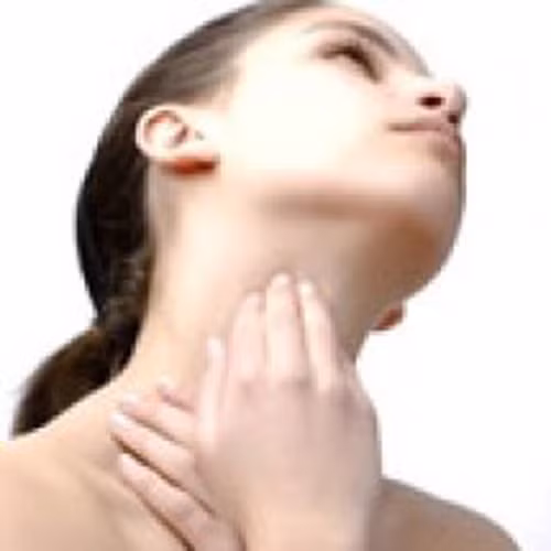 Tập trung vào cổ, ngực và thân mình. Đối với phụ nữ, bạn cần nâng bầu vú lên để kiểm tra vùng da ở dưới.