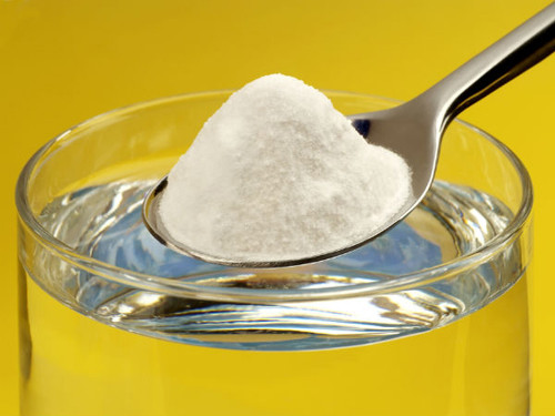 Nước muối ấm. Nồng độ nước quá mặn không hề tốt chút nào. Thay vào đó, bạn nên hòa khoảng 1 đến 2 muỗng cà phê với nước ấm mà thôi. Đây được xem là cách trị đau dạ dày đơn giản mà hiệu quả nhất được khuyên dùng.