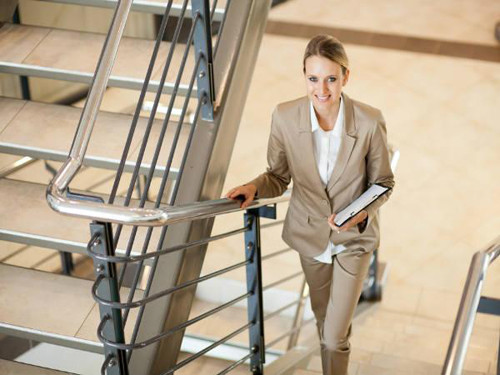 Trèo cầu thang. Việc di chuyển trên cầu thang dễ khiến lượng dịch tiêu hóa trong dạ dày bị suy giảm, quá trình trao đổi chất kém.