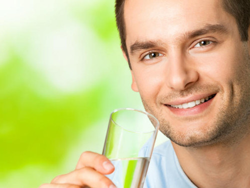 Uống nhiều nước. Ngoài cảm giác căng da bụng, uống nước ngay sau bữa ăn trưa còn khiến quá trình tiêu hóa bị gián đoạn, đầy bụng, thậm chí đau dạ dày.