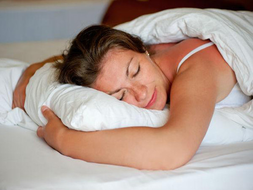 Ngủ. Các chuyên gia sức khỏe khuyên không nên ngủ ngay sau bữa ăn. Việc đi vào giấc ngủ khiến thức ăn không được tiêu hóa đúng cách. Bạn sẽ thức dậy với cảm giác nóng rát trong miệng và cổ họng. Điều này là do dịch tiêu hóa chảy vào thực quản thay vì dạ dày khi bạn đang nằm. Bạn nên nghỉ ngơi ít nhất 15 – 20 phút sau bữa ăn trước khi đi ngủ.