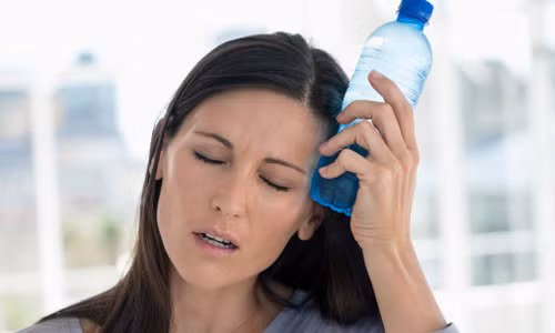 Cơ thể đang mất nước. 60% cơ thể người trưởng thành là nước. Khi đi vào cơ thể, nó có tác dụng điều hòa thân nhiệt, đảm bảo quá trình trao đổi chất diễn ra bình thường. Tuy nhiên tuyệt đối không lạm dụng nước. Mỗi ngày bạn chỉ nên cung cấp cho cơ thể chừng 8 – 10 ly mà thôi.