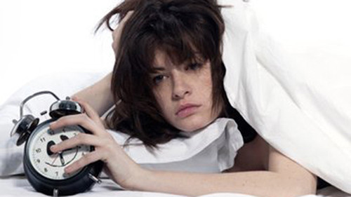 Thiếu ngủ. Hiện các nhà khoa học chưa lý giải được mối liên hệ giữa thiếu ngủ với tình trạng chân tay lạnh. Rất có thể, việc cơ thể không được nghỉ ngơi đầy đủ sau thời gian lao động dài dẫn đến việc cơ thể trao đổi chất kém hiệu quả, sản sinh lượng nhiệt thấp, đồng thời máu cũng lưu thông chậm hơn.