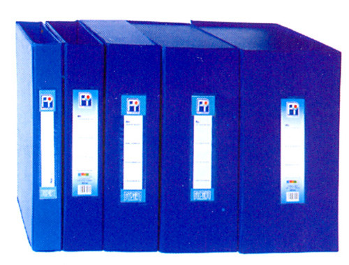 Trường hợp trên bàn nhiều giấy tờ hãy nhờ đến sự giúp sức của các tấm nhựa đựng tài liệu. Cần chắc chắn tấm nhựa này không cao quá màn hình máy vi tính và được đặt gần bàn phím để bạn không phải với tay xa liên tục khiến cơ bắp mệt mỏi.