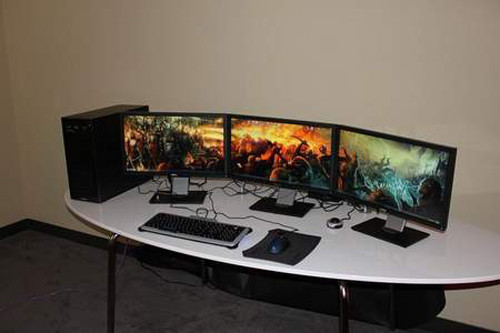 Nếu làm việc với 2 màn hình máy tính cùng lúc, cần thiết kế để 2 màn hình ở cùng độ cao, khoảng cách cũng như độ sáng, độ phân giải màn hình nhằm không gây hiện tượng lóa mắt, mỏi cổ vì phải nhìn lệch một bên.