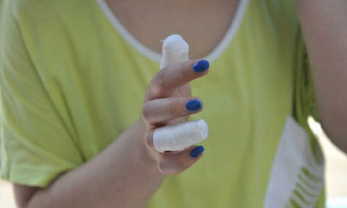 Su dung ATM, co gai bi dien giat tay be bet mau