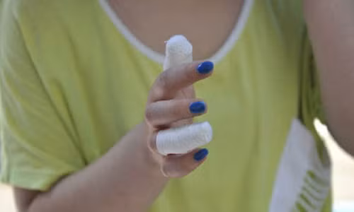 Su dung ATM, co gai bi dien giat tay be bet mau