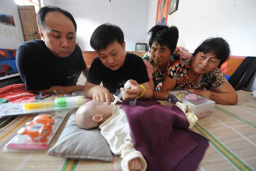 Gia đình hy vọng sẽ nhận được sự giúp đỡ của các nhà hảo tâm sau khi thông tin về bệnh tật của Guo trên các phương tiện truyền thông. Hiện một tổ chức đồng ý trao tặng 10.000 tệ, đứng ra gây quỹ để góp đủ tiền giúp em phẫu thuật giành lại mạng sống.