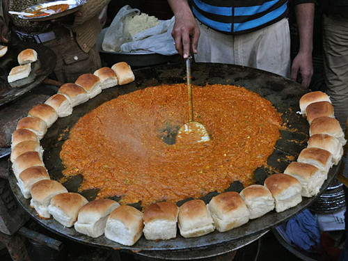 Thưởng thức đồ ăn vỉa hè. Khi còn trẻ, cơ thể dễ dàng tiêu thụ các thực phẩm dù là khó tiêu. Nhưng sau 30 tuổi chuyện ăn uống lại khác rất nhiều. Bạn nên tránh xa thực phẩm vỉa hè bởi khó có thể kiểm soát được nguồn gốc xuất xứ. Nhiều người không “giữ mình” trước vẻ bề ngoài thơm ngon của chúng dẫn đến viêm họng, các vấn đề dạ dày, tiêu hóa.