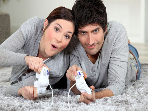 Chơi điện tử. Chơi điện tử là một trong những điều đàn ông không nên làm. Nguyên nhân bởi việc dành nhiều thời gian cho trò game trên máy tính khiến bạn khó có thể dành thời gian cho các vận động thể chất. Về lâu dài, những trò chơi này ảnh hưởng nghiêm trọng đến sức khỏe mắt, xương, khớp.