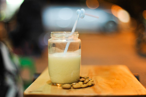 Sữa hạnh nhân. Nhiều người “kết”loại sữa này bởi hương vị thơm ngon, bổ dưỡng, ít gây dị ứng. Thực tế sữa hạnh nhân không ưu việt đến vậy. Các chuyên gia sức khỏe ước tính sữa chỉ chứa thành phần hạnh nhân khoảng 2% mà thôi. Chính vi vậy nó không thể mang lại tác dụng tích cực cho sức khỏe giống việc thưởng thức quả hạnh nhân như những lời quảng cáo có cánh.