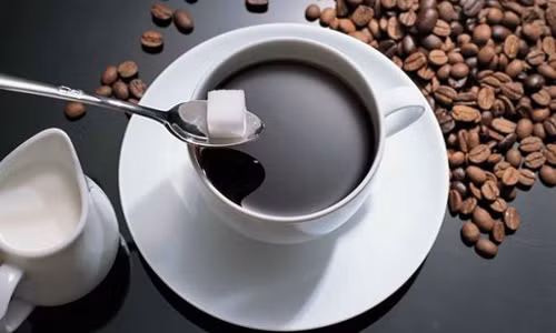 Cà phê đường, cà phê sữa. Sử dụng cà phê hợp lý mang lại nhiều giá trị sức khỏe. Tuy nhiên, lạm dụng cà phê đường, sữa lại khiến sức khỏe bạn dễ rơi vào tình trạng báo động. Cụ thể, cà phê đường, sữa khiến bạn tăng cân nhanh chóng. Khi thêm các loại phụ gia này, nghĩa là bạn đã làm tăng năng lượng trong 1 tách cà phê lên từ 250 đến 300 calo. Hậu quả béo phì khi dùng cà phê chỉ thường thấy rõ sau một thời gian dài sử dụng.