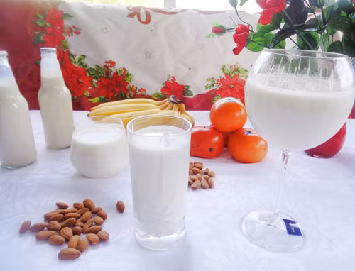 Sữa có thể thiếu hụt chất béo, protein, vitamin va khoáng chất. Nó thực sự sai lầm nếu bạn quyết định thay thế sữa tươi thông thường bằng loại nước này bởi chúng khá giàu đường, calo. Nếu muốn tận dụng lợi ích từ hạnh nhân, bạn nên uống nước lọc và ăn một vài hạt là được.