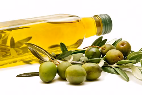 Dầu ô liu. Dầu ô liu chứa nhiều dưỡng chất, đặc biệt là chất chống oxy hóa có khả năng cải thiện làn da bị rạn sau sinh. Khi thao tác, chỉ cẩn xoa bóp nhẹ dầu ô liu ấm lên vùng da bị tổn thương nhằm cải thiện lưu thông máu. Muốn tận dụng tối đa lợi ích từ dầu, bạn nữ nên để dầu khô trên da chừng 1 giờ. Khoảng thời gian này là cần thiết để vitamin A, D và E có thể được hấp thụ qua da.
