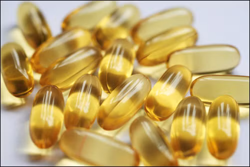 Để tăng cường lợi ích làm đẹp từ dầu ô liu, chị em có thể dùng hỗn hợp dầu ô liu với giấm, nước massage nhẹ trước khi chìm vào giấc ngủ ban đêm. Cách này giúp làn da giữ ẩm, loại bỏ các tế bào chết dễ dàng.