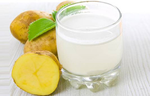 Nước ép khoai tây. Lượng vitamin và khoáng chất dồi dào trong khoai tây được các chuyên gia sức khỏe khẳng định có khả năng thúc đẩy quá trình tăng trưởng, phục hồi tế bào da; từ đó làm mờ các vết rạn khó coi. Trường hợp không có thời gian ép, chị em có thể cắt khoai tây thành từng lát mỏng rồi chà nhẹ lên da, đợi một lát cho khô rồi rửa sạch bằng nước ấm.