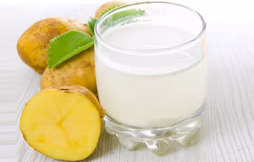 Nước ép khoai tây. Lượng vitamin và khoáng chất dồi dào trong khoai tây được các chuyên gia sức khỏe khẳng định có khả năng thúc đẩy quá trình tăng trưởng, phục hồi tế bào da; từ đó làm mờ các vết rạn khó coi. Trường hợp không có thời gian ép, chị em có thể cắt khoai tây thành từng lát mỏng rồi chà nhẹ lên da, đợi một lát cho khô rồi rửa sạch bằng nước ấm.