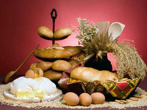 Nếu biết ăn uống hợp lý, tập thể dục thường xuyên có thể ngăn ngừa sự phát triển của các u nang. Cụ thể, các bác sĩ khuyên nên tăng cường chất xơ trong các bữa ăn hàng ngày. Khi đi vào cơ thể, thực phẩm giàu chất xơ điều chỉnh lượng đường trong máu, hạ thấp mức cholesterol. Gạo lứt và bột yến được đánh giá cao trong việc cung cấp chất xơ.