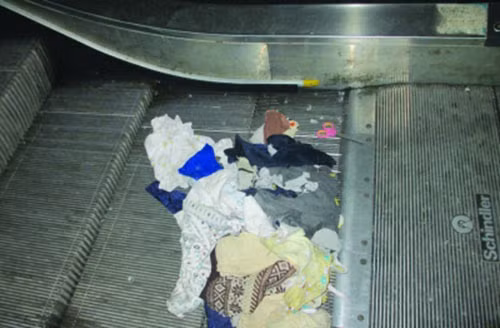 Người ta không thể dừng thang máy ngay lập tức. Người cha của cậu bé phải dùng tới kéo để cắt từng lớp quần áo của con mình song khi đến được bệnh viện, nhịp tim của cậu bé đã ngừng, đồng tử giãn. Các bác sĩ cho biết, cậu tử vong vì bị nghẹt thở do quần áo thít chặt bởi thang cuốn.