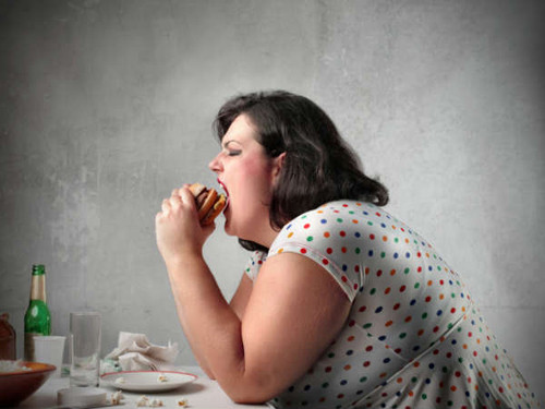 Cho trẻ ăn sau 8 giờ tối. Nhiều bà mẹ hào hứng cho con bữa tối muộn sau 20h để con no, ngủ sâu giấc và coi đó là bí quyết sức khỏe cho trẻ nhỏ. Các chuyên gia khuyên không nên vì lợi ích nhỏ này mà gây ảnh hưởng sức khỏe lâu dài. Việc ăn no trước khi đi vào giấc ngủ khiến thực phẩm khó có thể được hấp thụ hoàn toàn. Bên cạnh đó, việc bổ sung năng lượng cho thời điểm không hoạt động dễ gây tăng cân, béo phì.