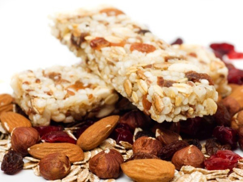 Loại bỏ những bữa ăn nhẹ. Nhiều người cắt giảm các bữa ăn với mong muốn giảm cân. Thực tế các bữa ăn nhẹ giúp bạn tránh được cảm giác thèm ăn dẫn đến ăn nhiều trong bữa chính. Lượng muối phù hợp trong đồ ăn cũng giúp lượng máu trong cơ thể dễ dàng được lưu thông hơn.