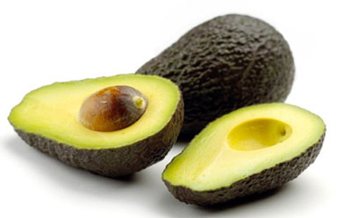 Chính vì vậy, mỗi năm người dân Anh tiêu thụ khoảng 40.000 tấn bơ. Với con số này, Anh trở này đất nước tiêu thụ bơ đứng thứ hai tại châu Âu – chỉ sau Pháp. Thậm chí, nhiều chuyên gia còn đổ lỗi chính sự tiêu dùng mạnh mẽ ở hai đất nước này là một phần gây nên tình trạng hạn hán ở các khu vực canh tác bơ như Mexico, California. Theo tính toán, mất tới 3,8 lít nước mới có thể sản xuất được 0,45kg bơ.