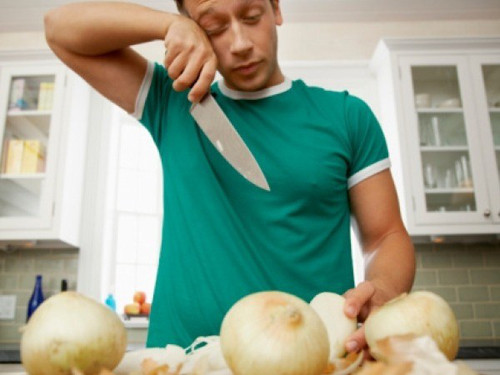 Thái rau thành từng miếng. Mỗi loại rau có cách thái khác nhau, vì vậy bạn nên thái phù hợp nhằm rút ngắn thời gian rau củ tiếp xúc với nhiệt độ cao. Chẳng hạn, hành tím nên cắt thành từng khoanh tròn; khoai tây hay ớt đỏ có thể bổ nhỏ để nấu nướng.