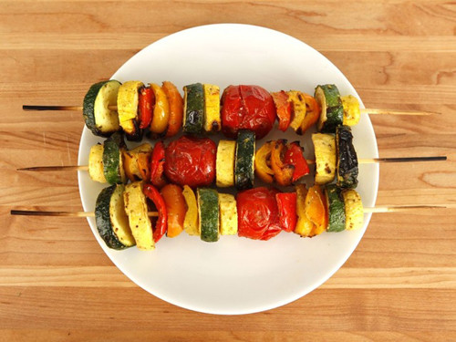 Nướng vừa chín tới. Rau củ nướng giữ được lượng chất xơ vượt trội hơn so với cách luộc thông thường. Tuy nhiên, để làm được điều này cần phải nướng chín tới. Việc nướng rau củ quá nhừ không chỉ ảnh hưởng đến hương vị mà còn khiến lượng dinh dưỡng bị giảm sút đáng kể.