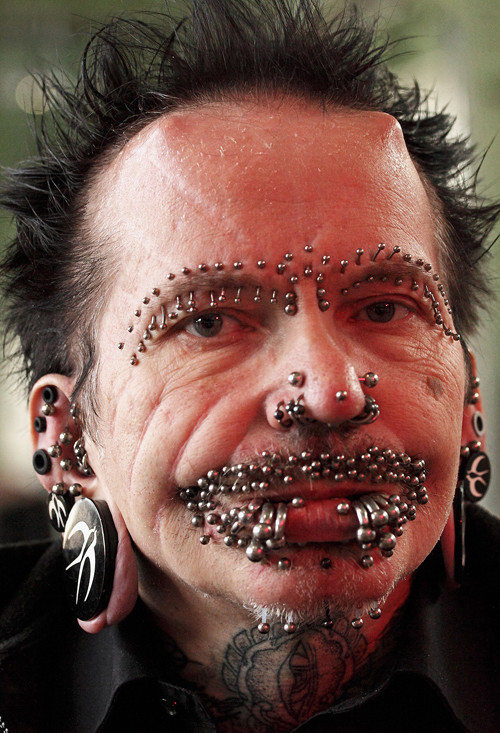 Rolf Bucholz (người Đức) được ghi danh trong sách kỷ lục Guinness vì mang trên người tổng cộng 453 chiếc khuyên.